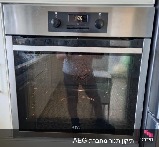 תנור אפייה עם תצוגה דיגיטלית ושני כפתורים